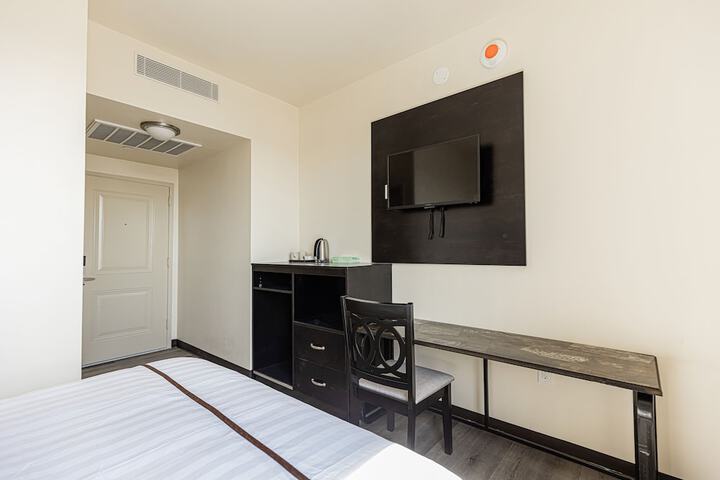 Comfort Queen Bed (8 of 8)