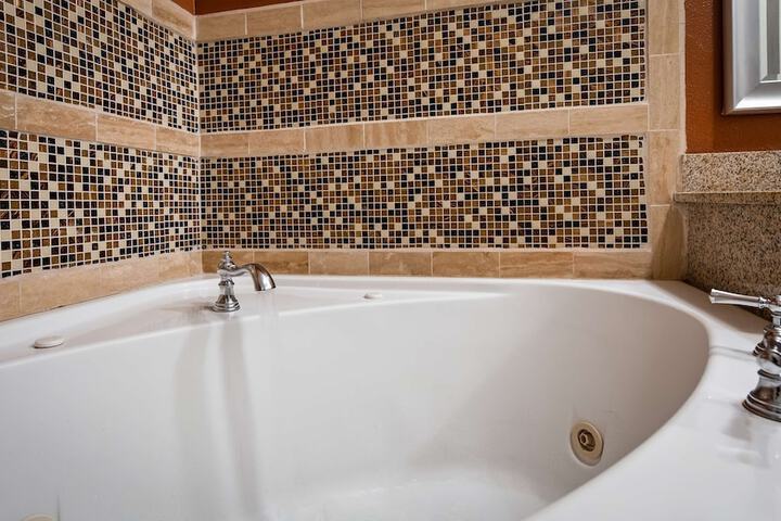 Accessible 1 King Mobility Accessible Communication Assistance Roll in Shower Ful (10 of 14)