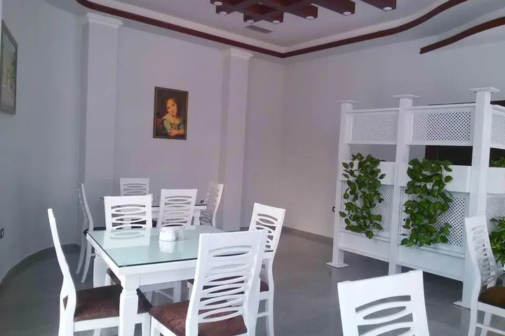 Dining 19 of 20