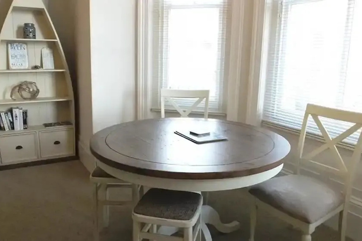 Room 5 of 12