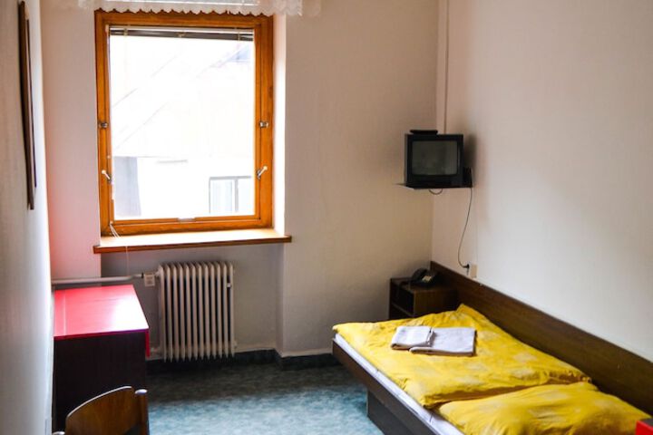 Room 25 of 77