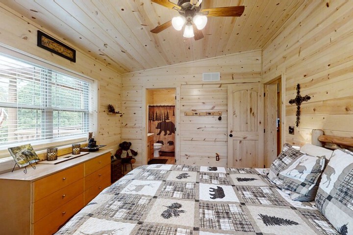 Room 2 of 33