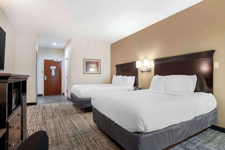 2 Queen Beds High Speed Internet Accessible Microwave and Refrigerator Flat Screen Television Desk Full Breakfast (6 of 10)