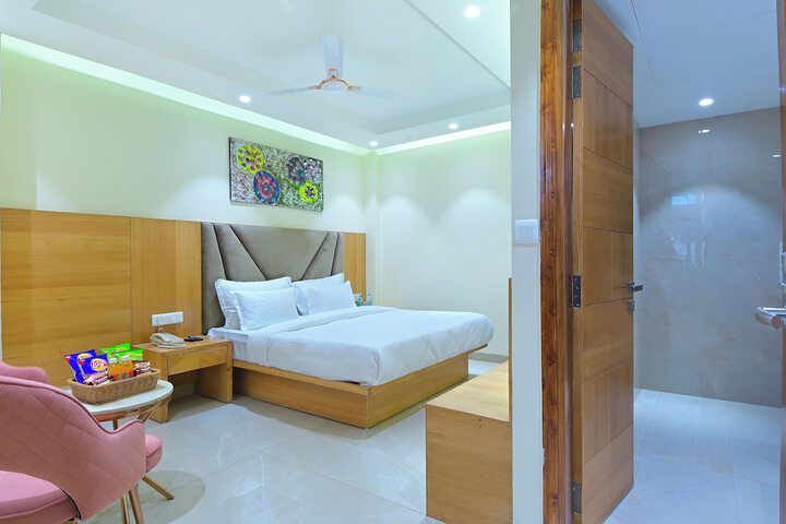 Room 11 of 24