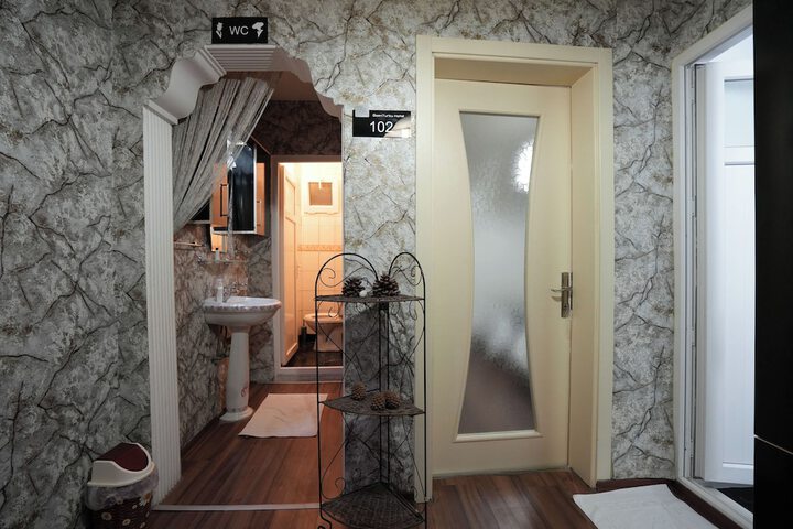 Room 38 of 62