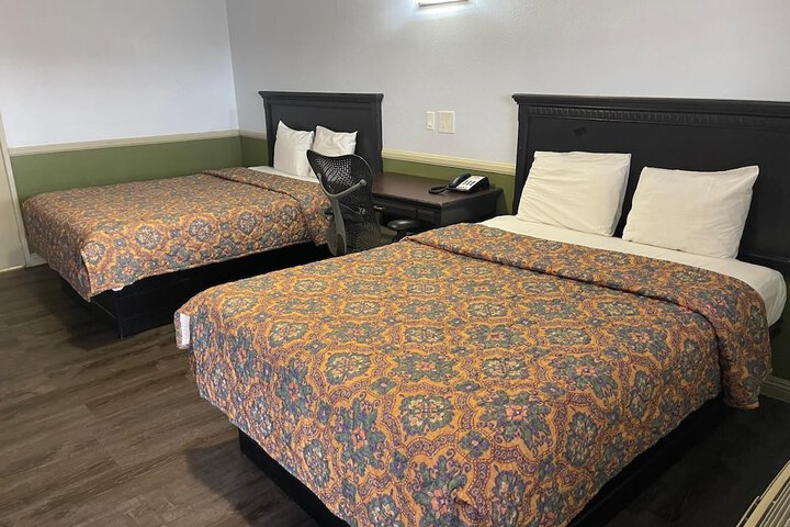1 Queen Bed (8 of 12)
