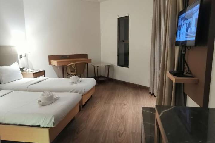 Room 43 of 181