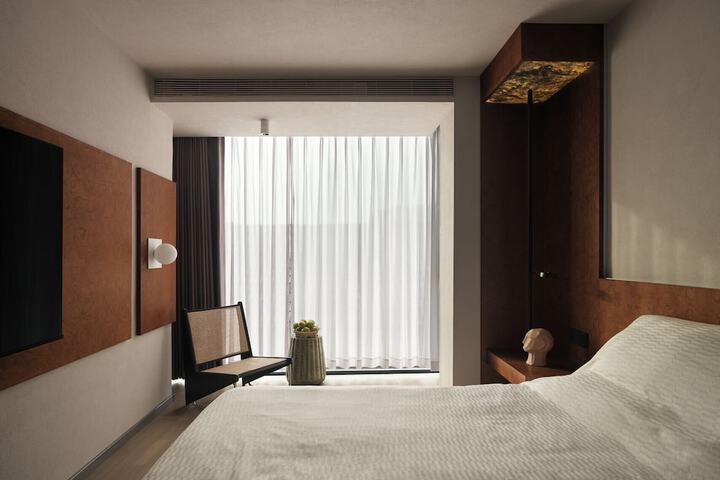 Room 12 of 158