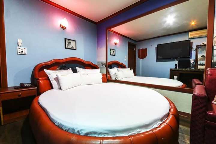 Room 4 of 34