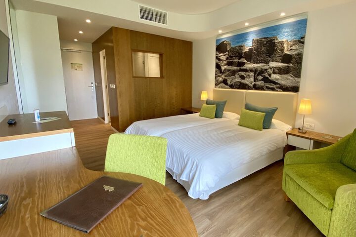 Room 6 of 32