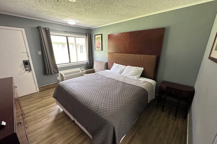 Room 9 of 18