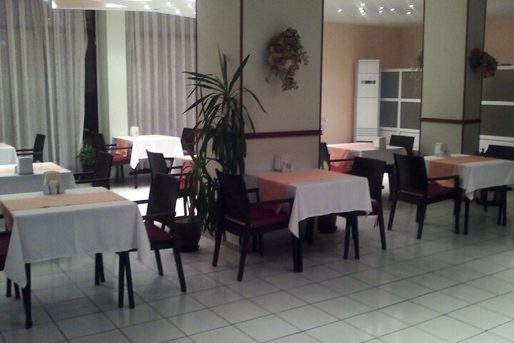 Dining 16 of 31