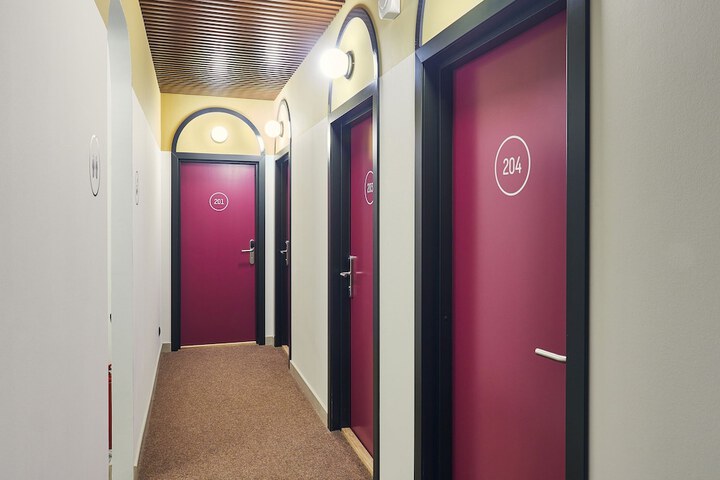 Room 9 of 18