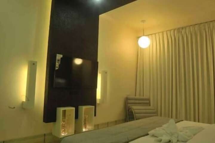 Room 33 of 60
