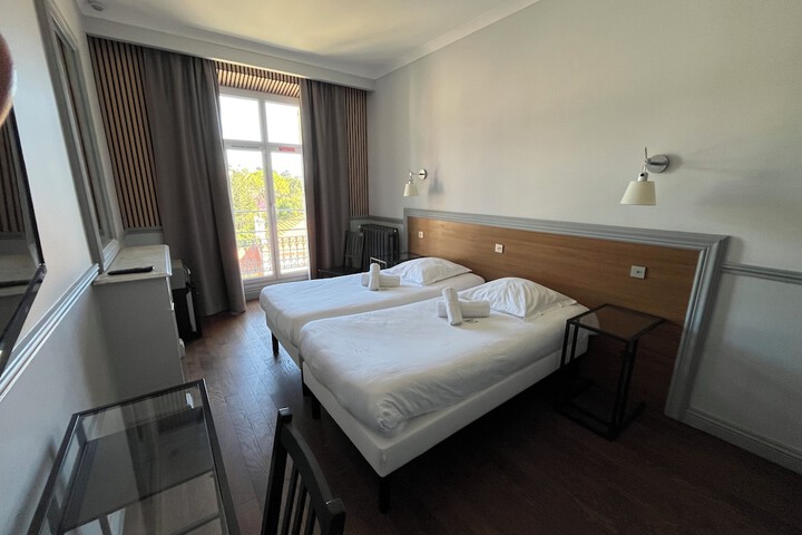 Room 10 of 26