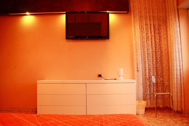 Room 12 of 16