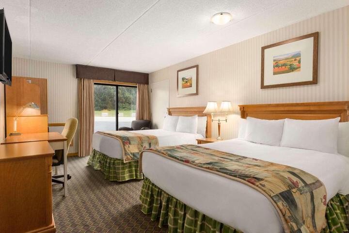 1 Queen Bed (4 of 13)
