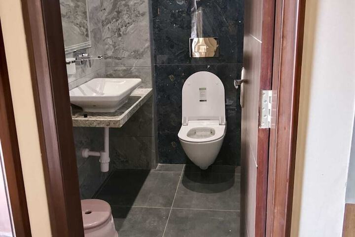 Room 6 of 7