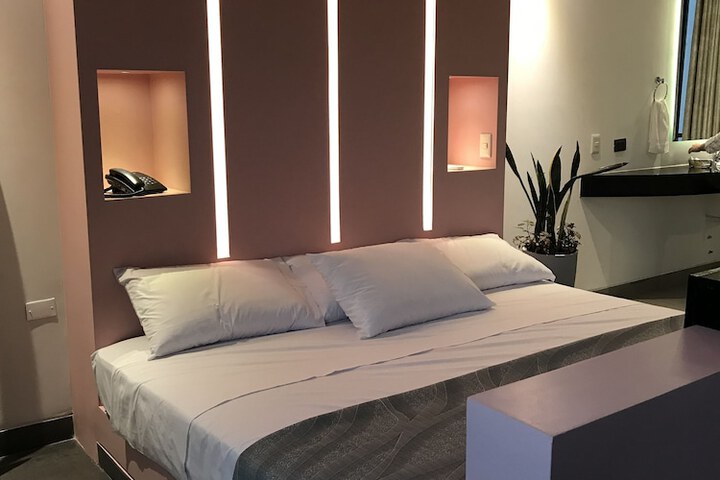 Room 3 of 118