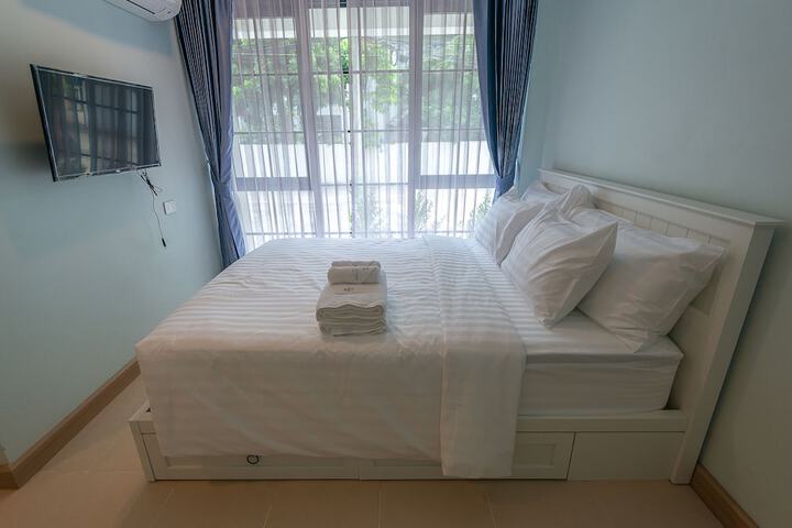 Room 13 of 32