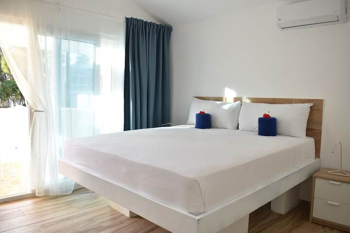 Room 6 of 80