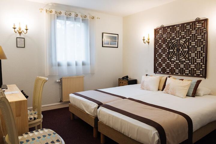 Room 10 of 34