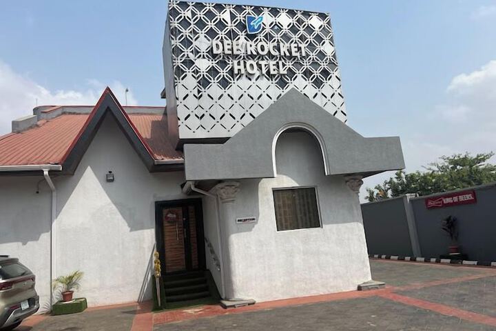 Dee Rocket Hotel