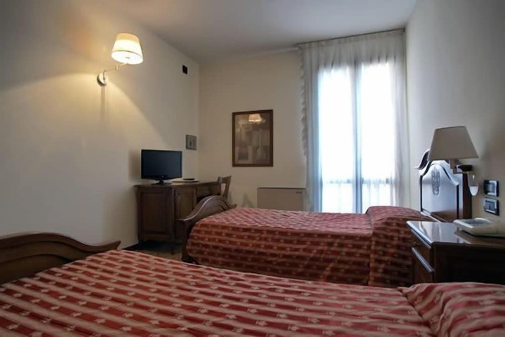 Room 6 of 18