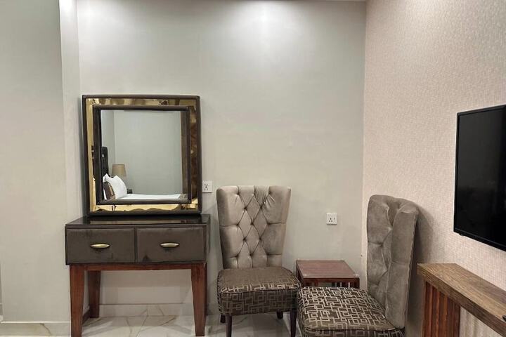 Room 6 of 16