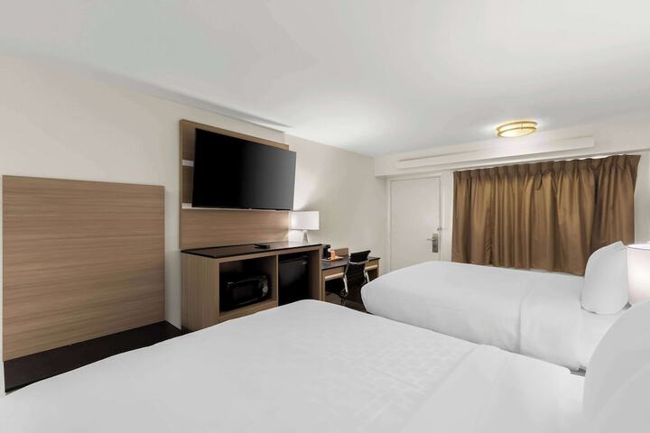 1 Queen Bed (6 of 6)