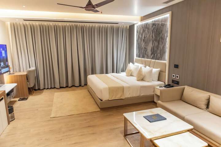 Room 76 of 221
