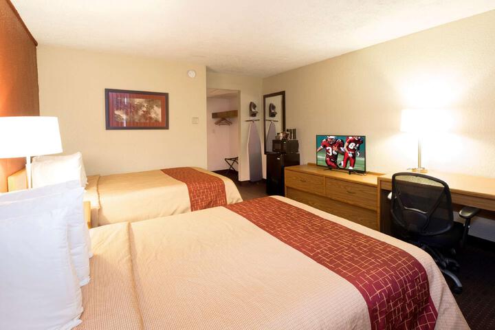 2 Double Beds (3 of 7)