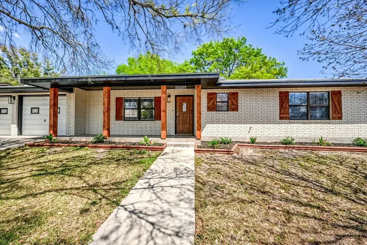 Image of Modern Luxurious Home Near Main W / hot Tub-firepit!
