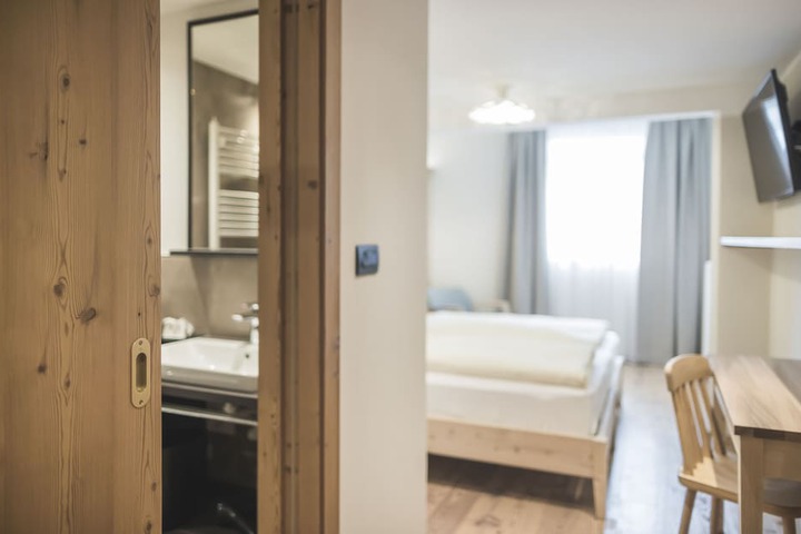 Room 62 of 214