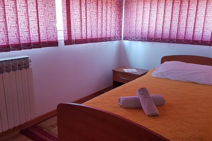 Room 5 of 8