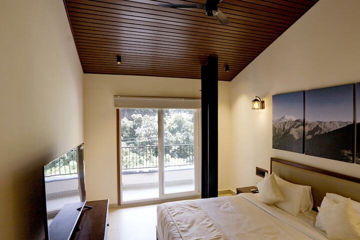 Room 11 of 28