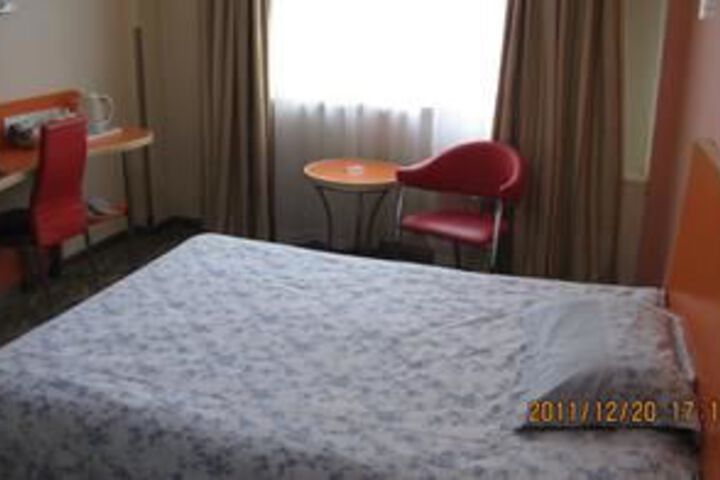 Room 6 of 35