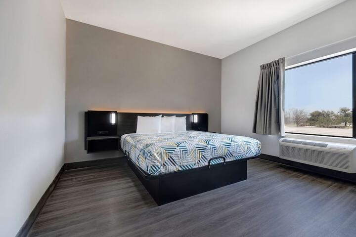 1 King Bed Hearing Accessible (6 of 10)