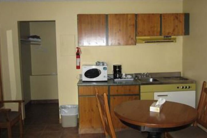 THE PINECONE INN & SUITES