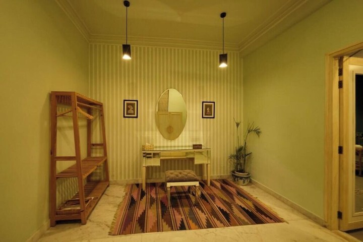 Room 28 of 69