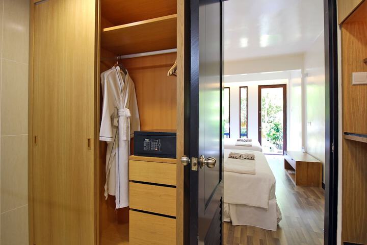Room 6 of 75
