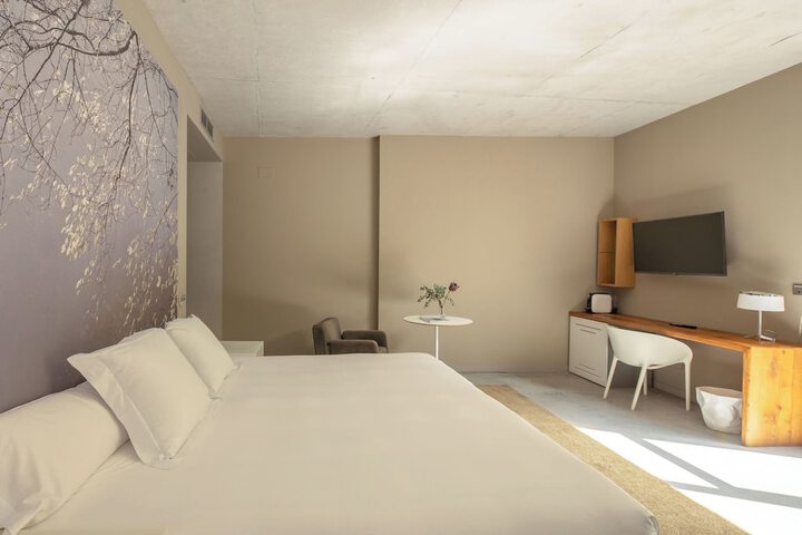 Room 4 of 100