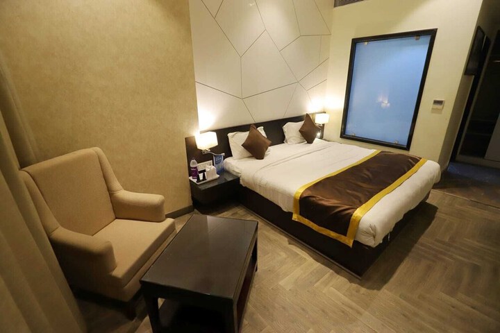 Room 12 of 32