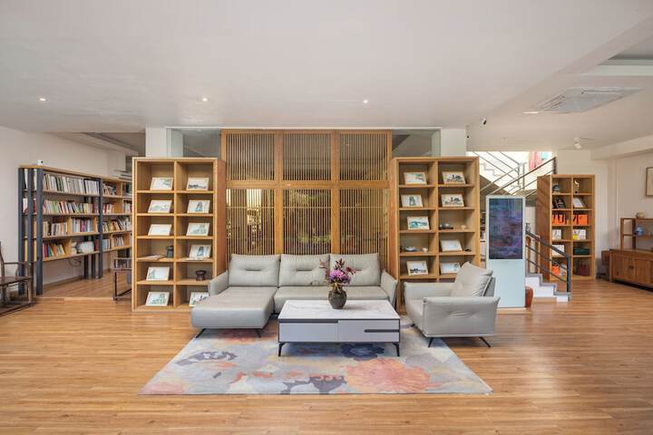 He She Courtyard Free pick-up train station stay 3 nights