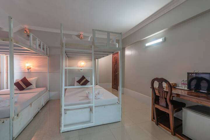 Room 9 of 28