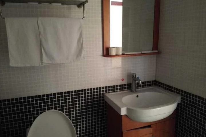 Room 4 of 8