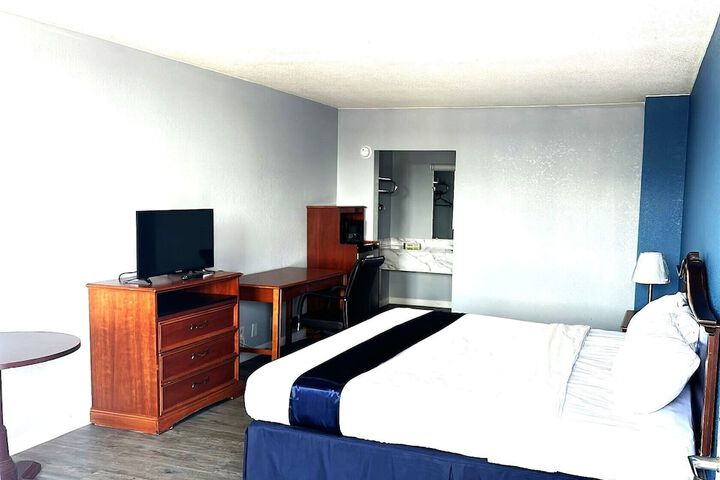 1 King Bed (5 of 7)