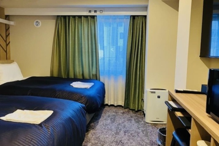 Room 10 of 27
