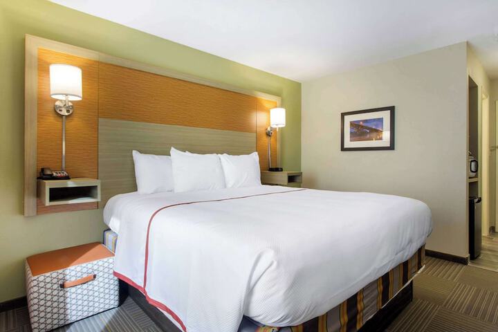 1 King Bed (5 of 10)