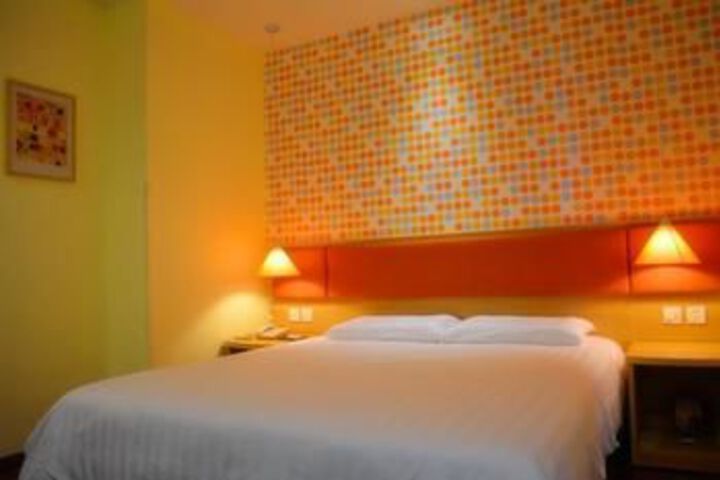 Room 5 of 18